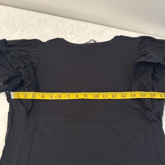 Tahari Eyelet Flutter Sleeve Top. Size S - Picture 10 of 11